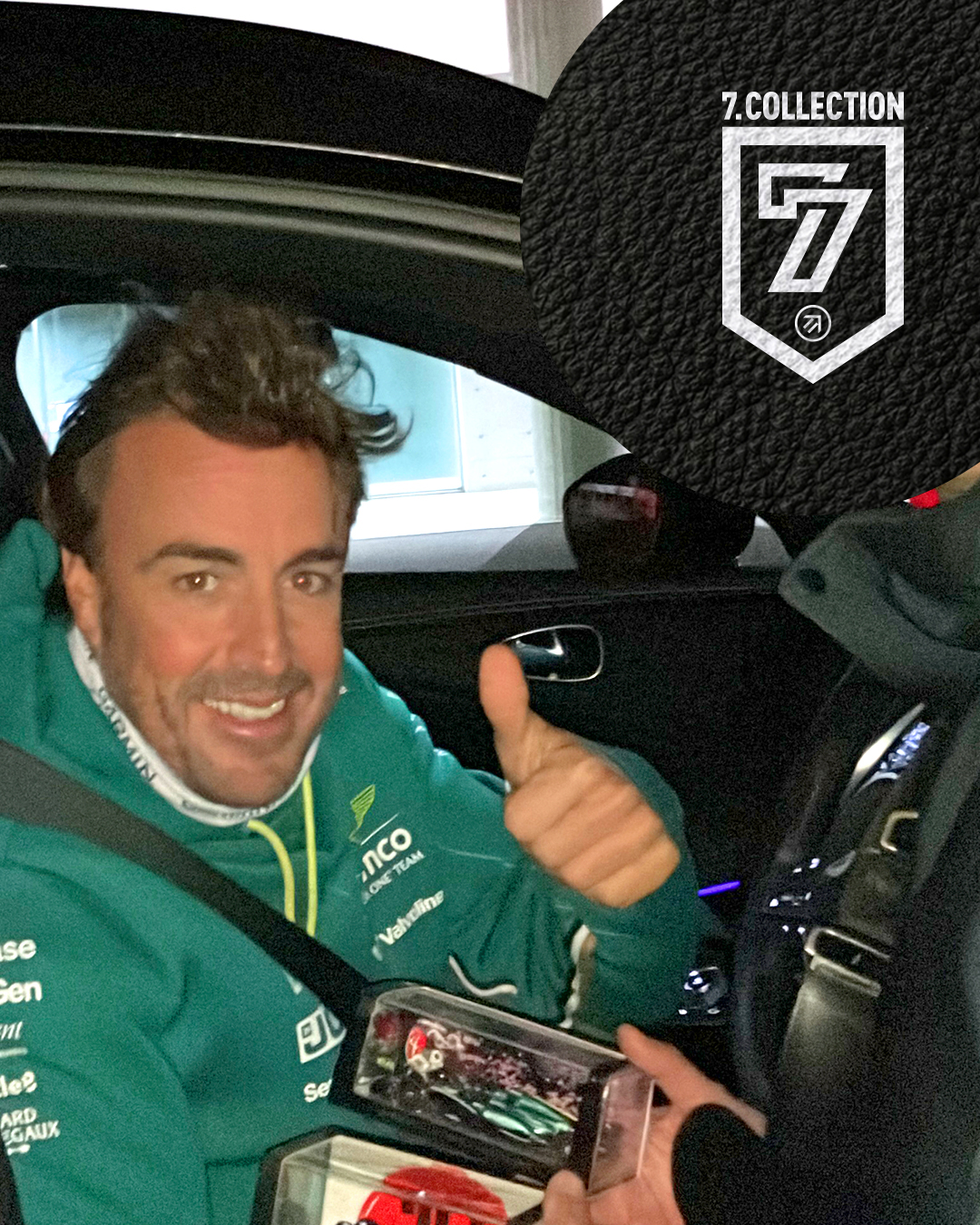 2025年F1日本GPで「サムライ魂」と「SAMURAI MEETS SAKURA」のモデルを手に笑顔を見せるフェルナンド・アロンソ選手
