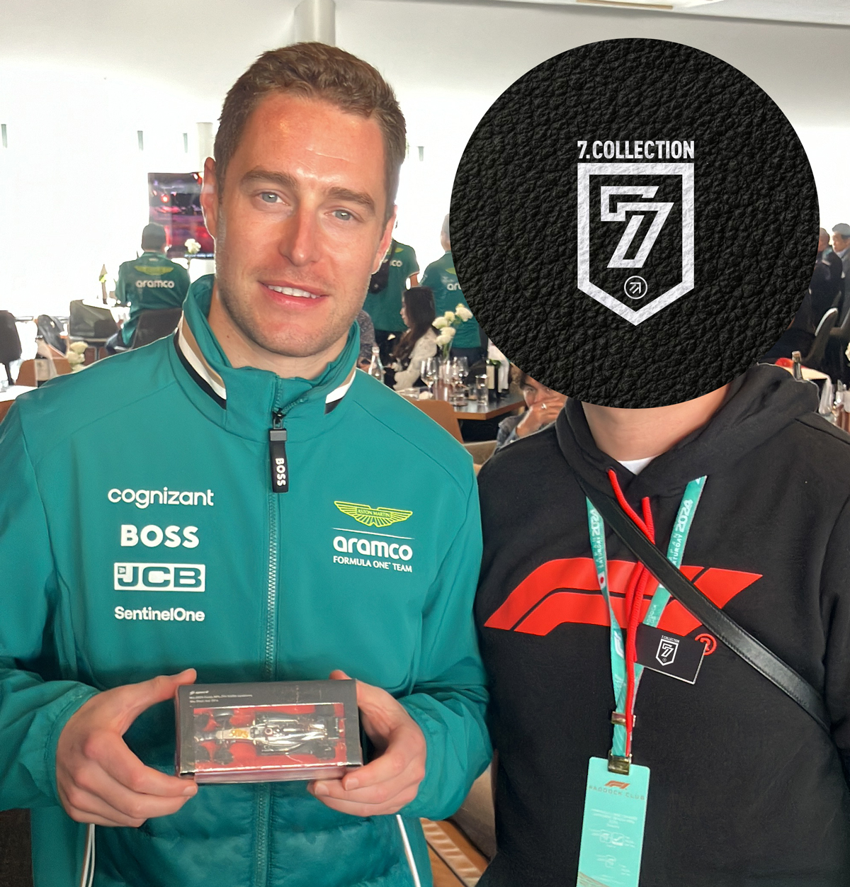 2024年F1日本GPで「世界一へのプレリュード」モデルを手に笑顔を見せるストフェル・バンドーン選手